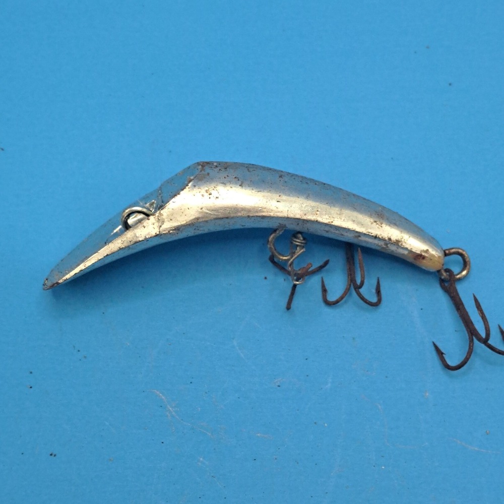 Vintage‎ Curved Metal Fishing Lure Silver Tone With 3 Treble Hooks Japan Marked